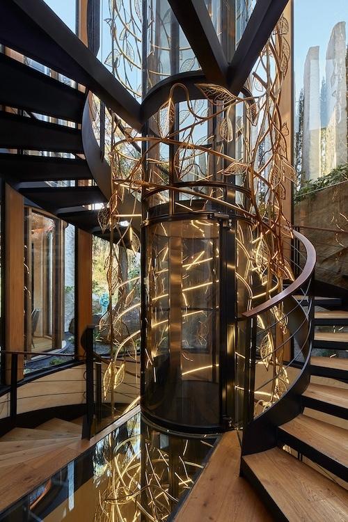 Treppenhaus und Lift der Symbiosis Residence
