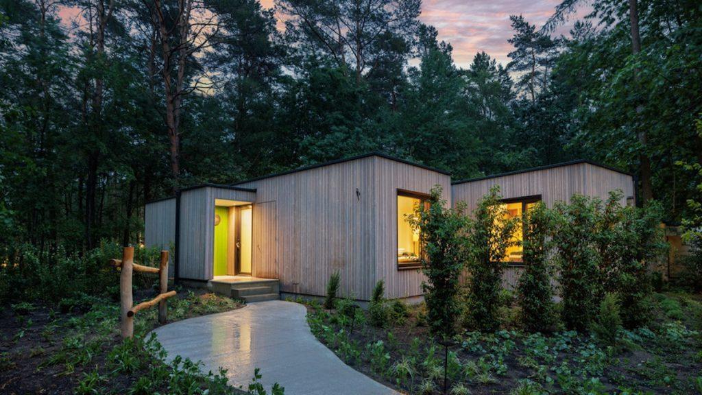 Fassade des Bungalowprototyps im Center Parcs Bispinger Heide