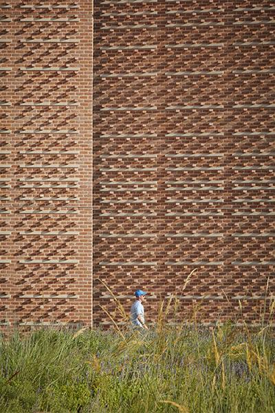 Elegantes Spiel mit Ziegel: Die Fassade des neuen, von SOM entworfenen O'Connor Bildungsbaus in Houston. (Bild: SOM)