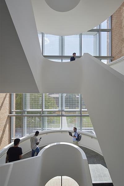 Verbindender, neuer Treffpunkt des Uni Campusder Rice University: Das O'Connor Gebäude. (Bild: SOM)
