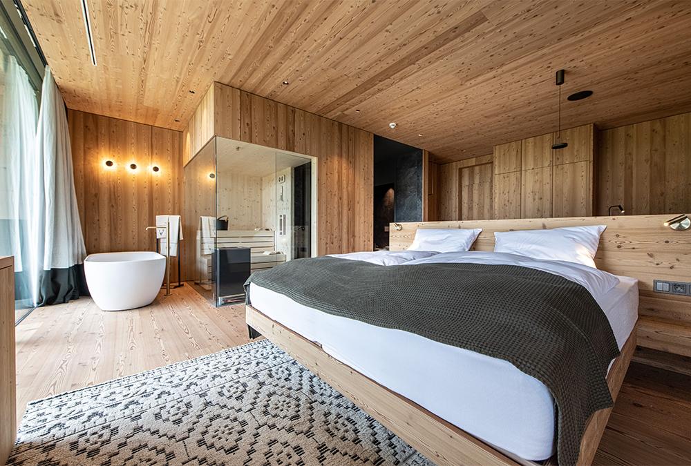 Komfort in Holz: Die meisten OLM Apart-Suiten verfügen über eigene Sauna, freistehende Badewanne und Kochnische. (Bild: OLM)