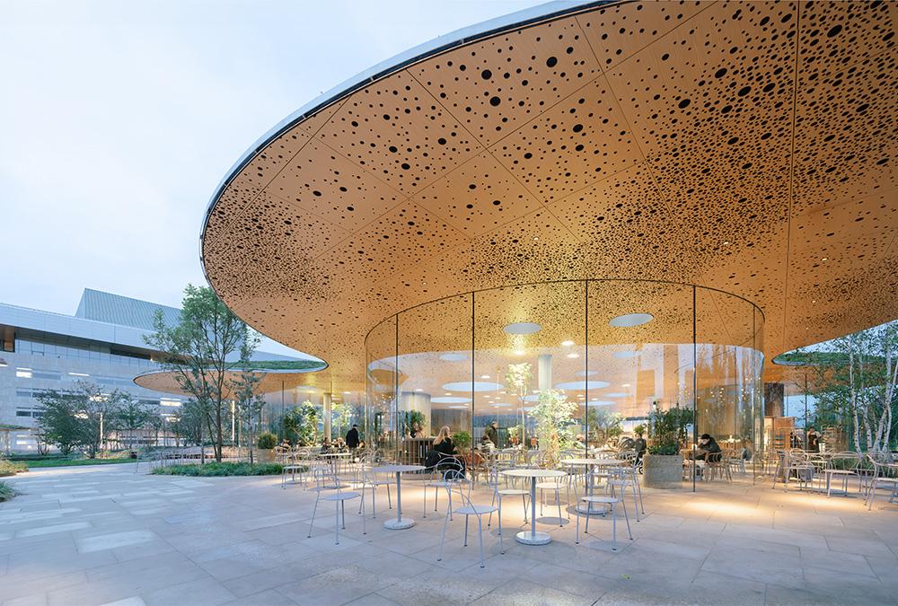 Das Café im Zentrum des Opera Park lädt Besucher zum entspannten Verweilen ein. Bild: Francisco Tirado)