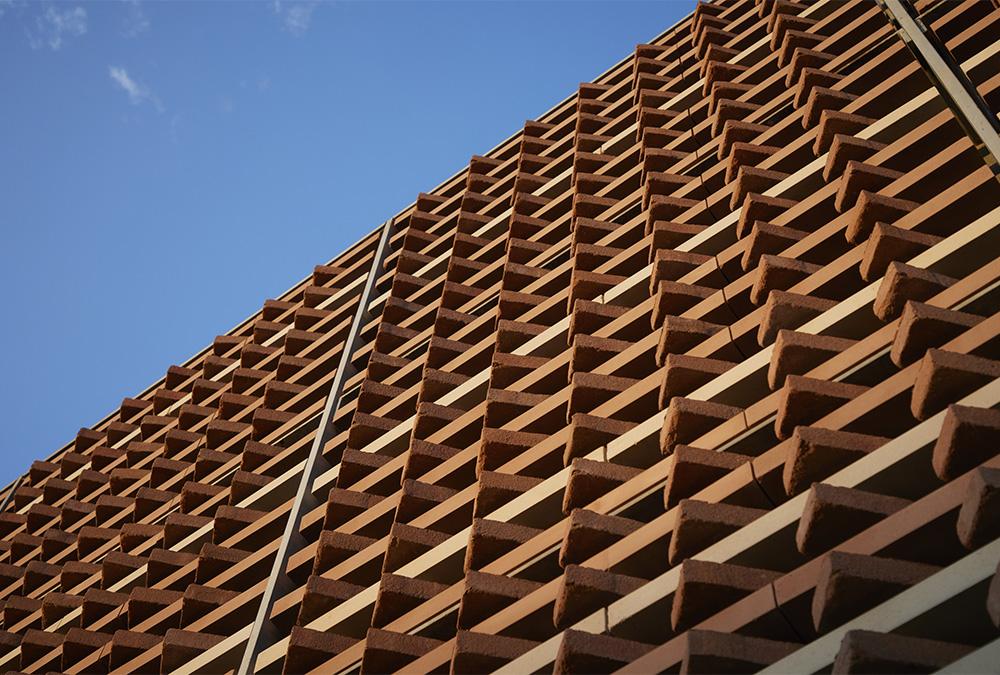 Spannendes Design mit Ziegel: Fassade des neuen Gebäudes der texanischen Rice University. (Bild: SOM)