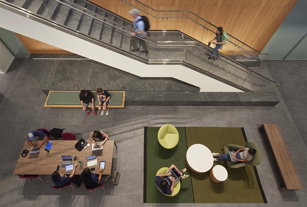 Kommunikatives, angenehmes Studieren und Forschen im hochmodernen neuen Gebäude der Rice Universität. (Bild: SOM)