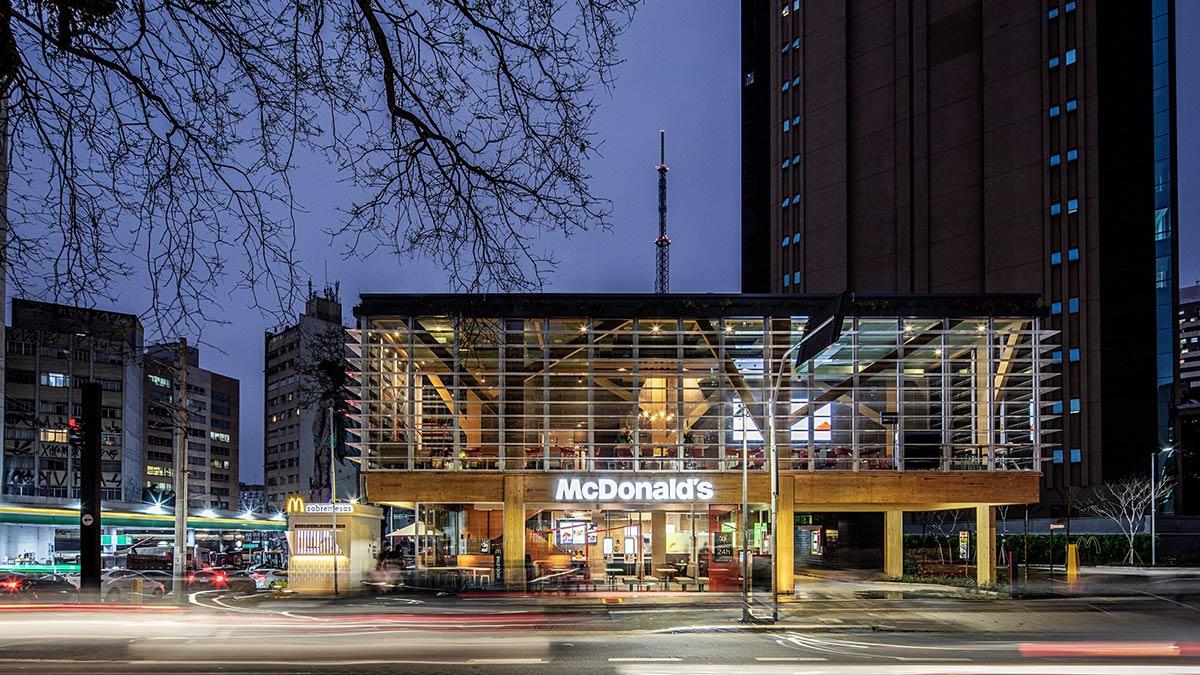 Nachtansicht, McDonald's, São Paolo, SuperLimão Studio, Holzbau