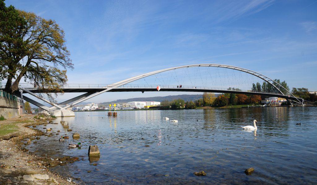 die Dreiländerbrücke bei Huningue ist eine reine Fußgänger- und Fahrradbrücke