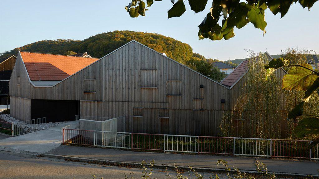 Alte Mühle, neues Zuhause: Auf einem Familiengrundstück im slowakischen Trenčín enstand eine schöne Kombination aus historischen und neuen Gebäuden.  (Bild: Filip Beránek)