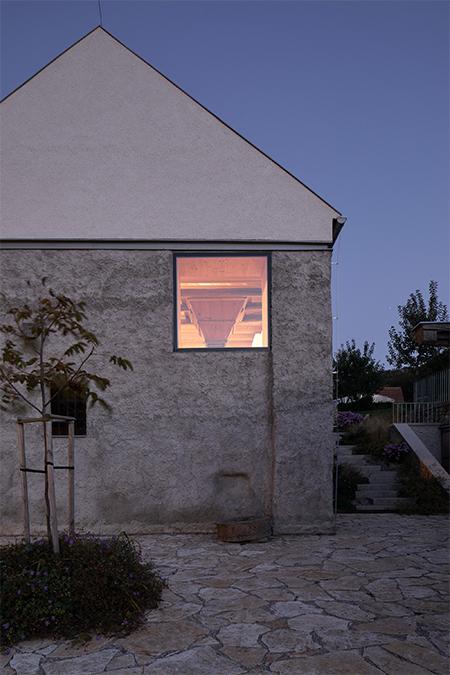 Alte Mühle, neues Zuhause: Auf einem Familiengrundstück im slowakischen Trenčín enstand eine schöne Kombination aus historischen und neuen Gebäuden.  (Bild: Filip Beránek)