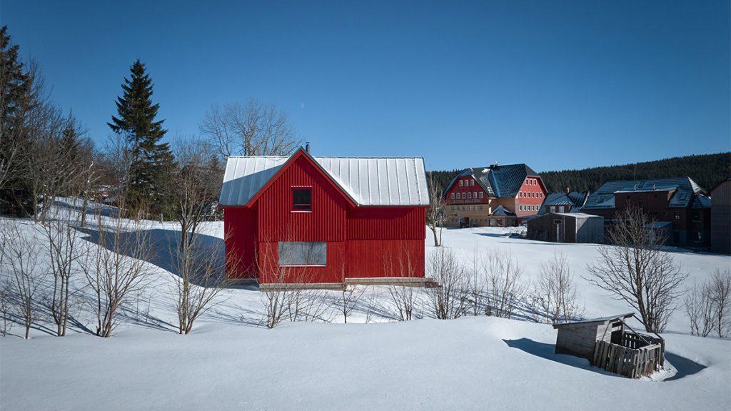 Bučina Cottage: Rotes Holz im Schnee (Bild: Boys Play Nice)