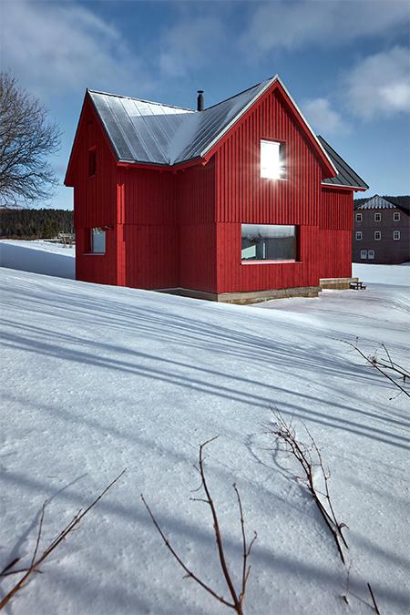 Das neue Zuhause des Skigebiet-Betreibers fügt sich harmonisch ins Umfeld des Nationalparks Riesengebirge ein. (Bild: Boys Play Nice)