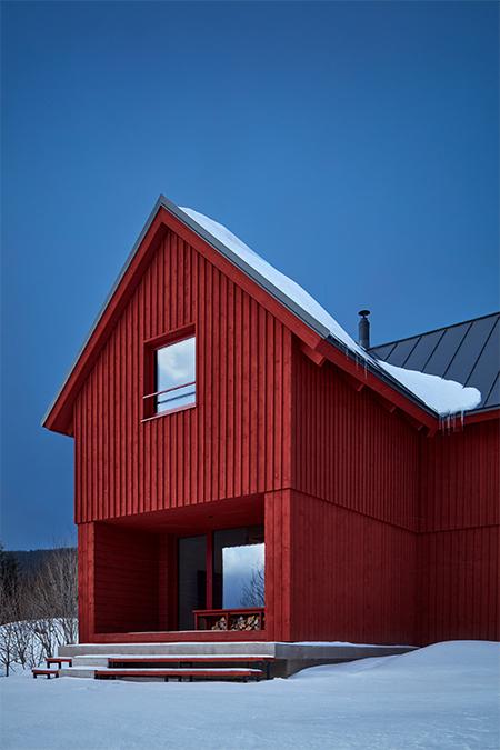 Das von ADR designte Bučina Cottage: Rotes Holz im Schnee. (Bild: Boys Play Nice)