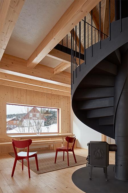 Das von ADR designte Bučina Cottage: Rotes Holz im Schnee. (Bild: Boys Play Nice)