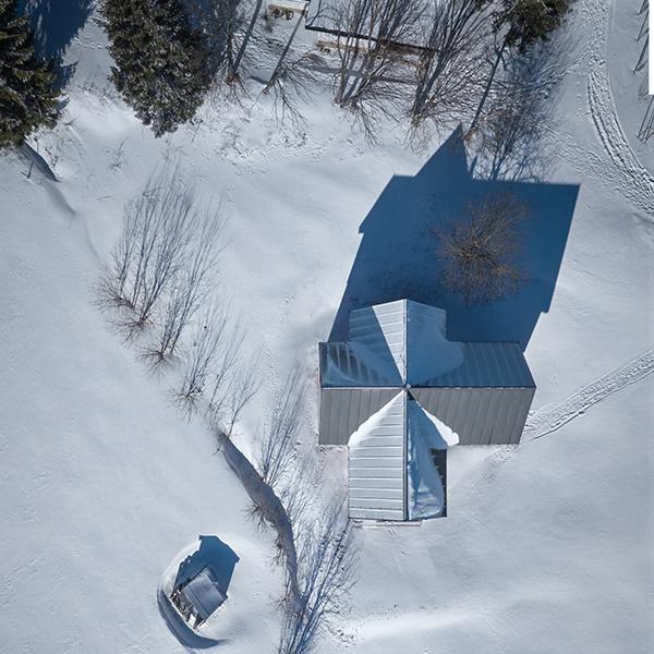 Bučina Cottage von oben: Kreuzförmige Silhouette mit Wellblechdach. (Bild: Boys Play Nice)