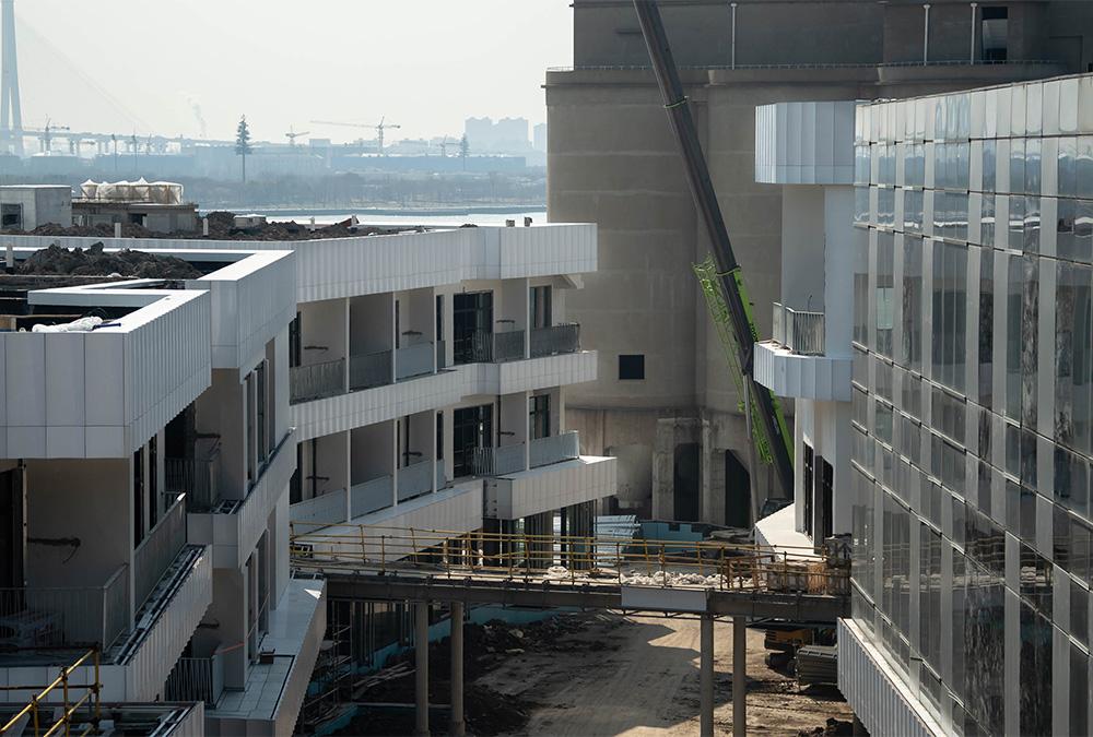 Adaptive Re-Use am Ufer des Huangpu Flusses: Das niederländische Büro MVRDV baut die Bestandsgebäude des Geländes um und nützt sie für die neue Freizeitanlage. (Bild: Ucharm / MVRDV)