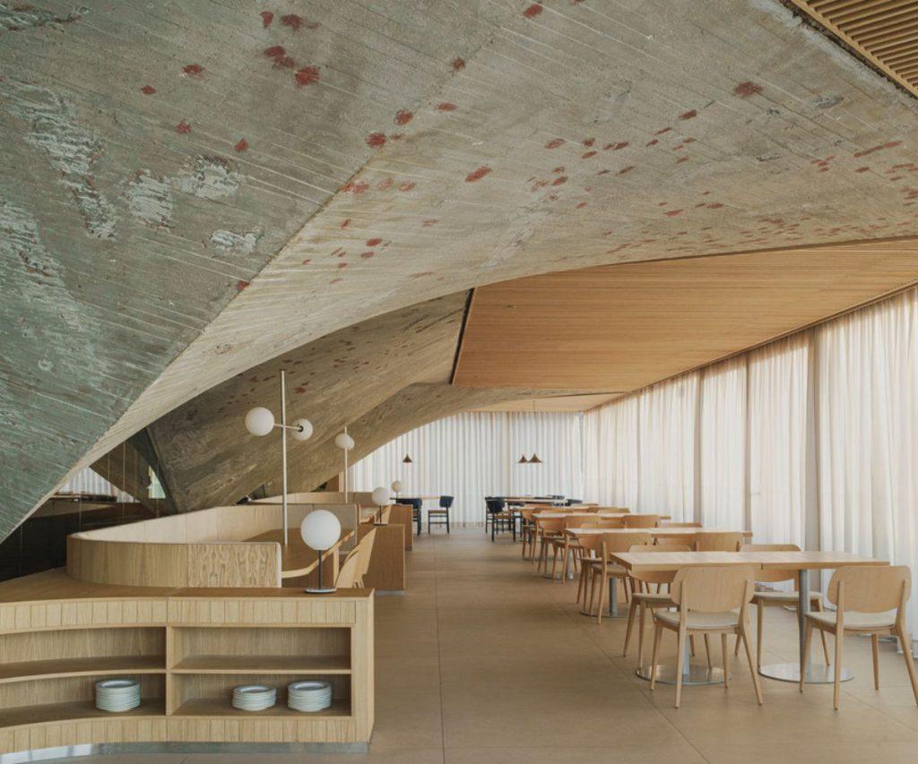 Das Restaurante MMC ist unter den „dramatischen“ Paraboloiden des maritimen Museums versteckt. 
