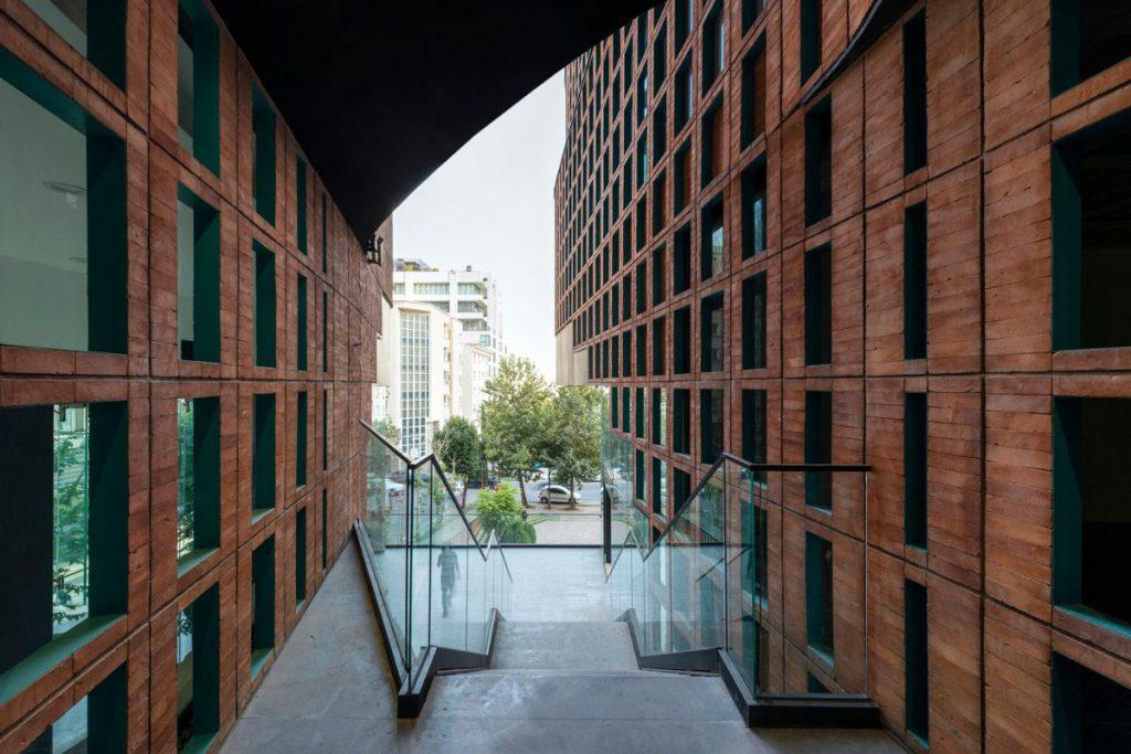 Die Architekten bedauern den Verlust von Gemeinschaftsräumen in der traditionellen iranischen Architektur und versuchten, eine Win-Win-Situation zwischen allen Beteiligten herzustellen