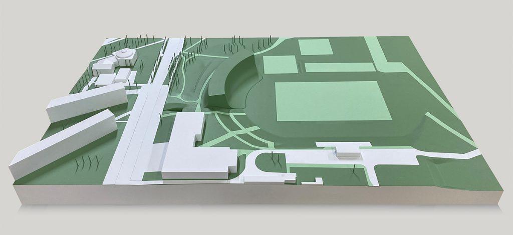 Ins parkähnliche Umfeld und die umliegende Landschaft eingebettet: Der Neubau im Modell. (Bild: Robert Konieczny / KWK Promes)