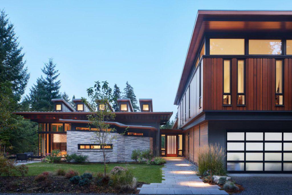 Mit den vielen Low-E-Glasfronten und energiesparenden Konstruktionsmerkmalen bietet das Bainbridge House nachhaltigen Luxus
