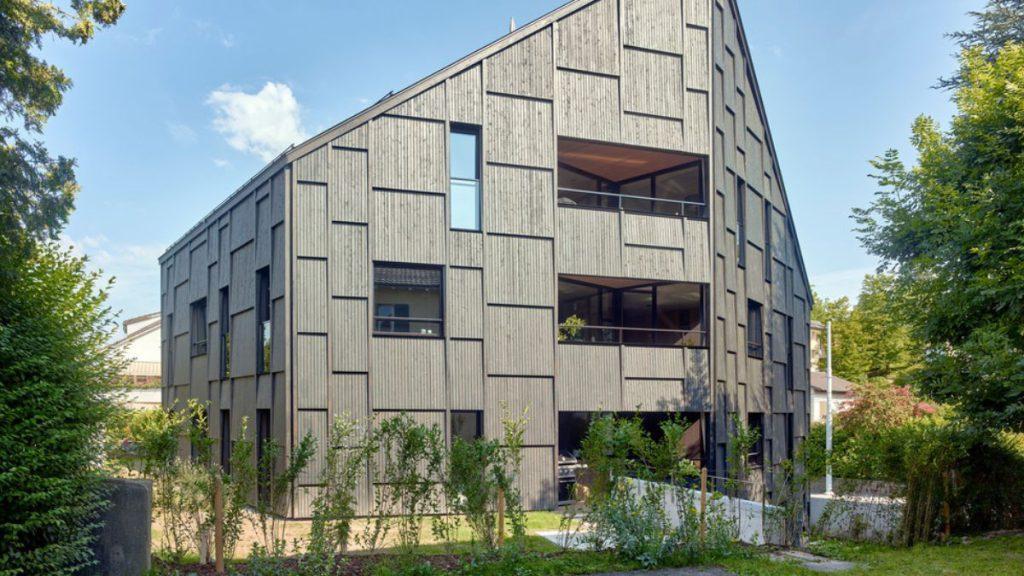 Die Fassade beziehungsweise Gebäudeseiten haben Kanten.