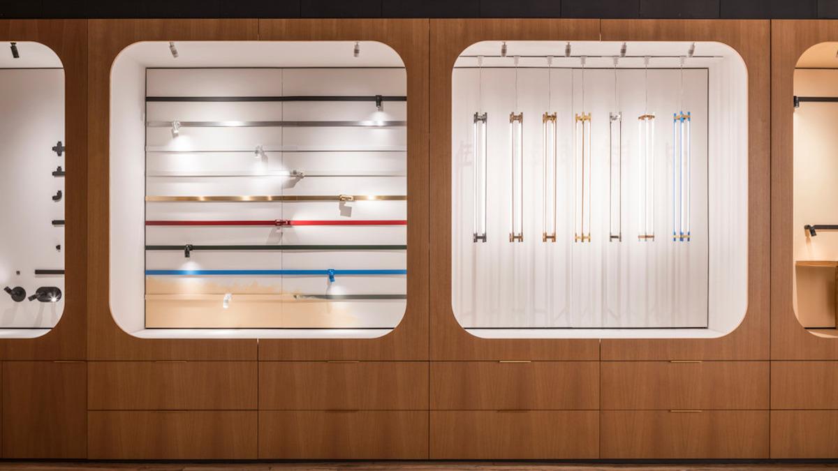 Juniper Workspace, SoHo; Vignetten; Eichenholzwand; Austtellungsraum für Luxusleuchten