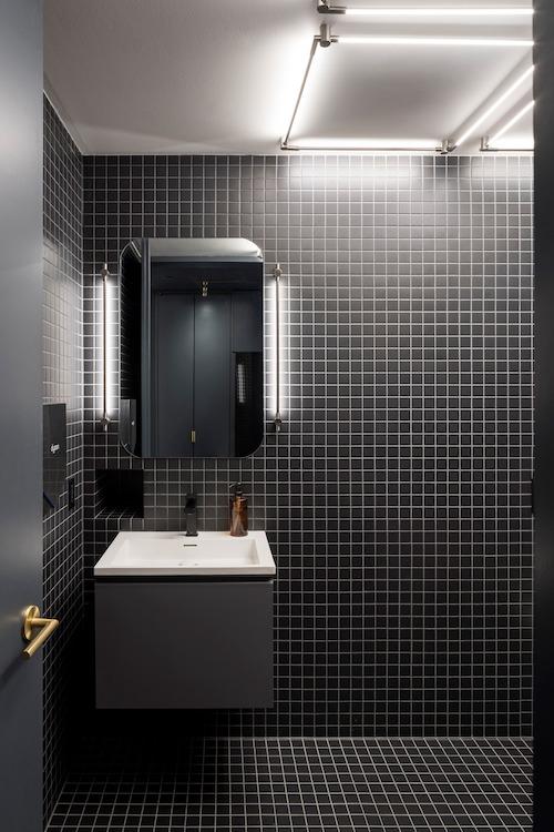 Juniper Workspace; Badezimmer, schwarze Kacheln