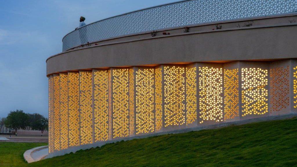 Nokha Village Community Centre; Rajasthan, Indien; Sanjay Puri Architects; Sandsteinwände; Durchbruch; Nachtansicht; Lichtspiele