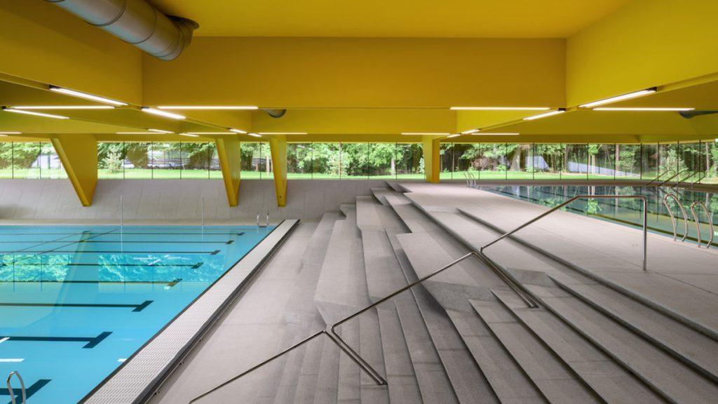Hallenbad Češča Vas; Pools auf zwei Ebenen; Tribüne aus Orrtbeton