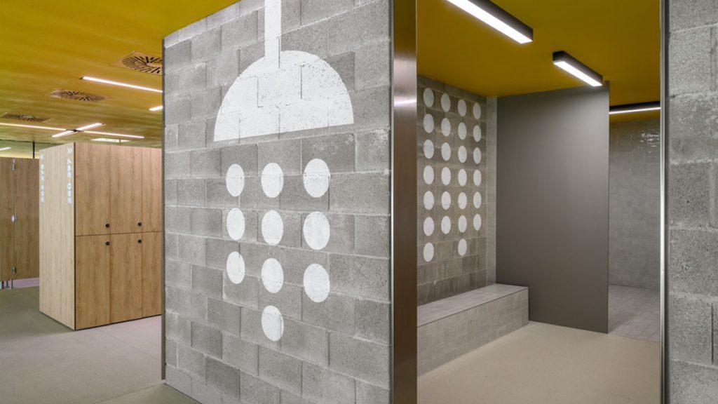 Hallenbad Češča Vas; Enota Architects; Umklidekabine ud Duschen