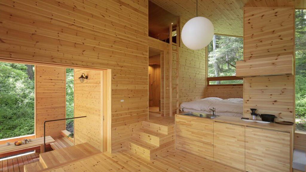 Blick in die Hütte im Wald
