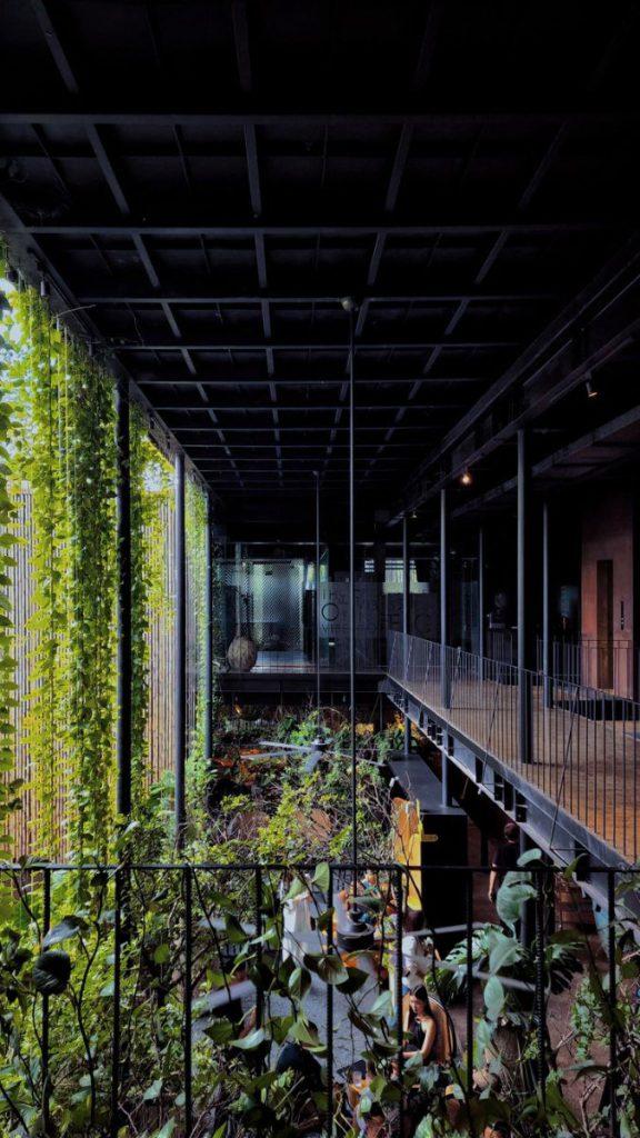 In der acht Meter hohen Lobby haben sogar große Laubbäume Platz. Sie spenden Schatten und Kühle und stellen auch einen Übergang zum Hofgarten her. 