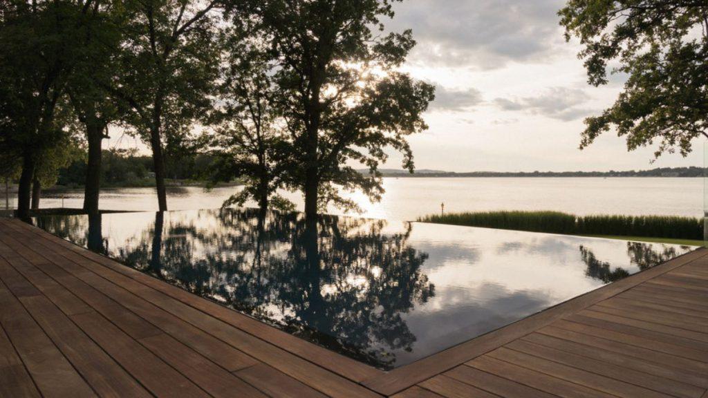 Großartiger Panoramablick auf den Lac des Deux Montagnes