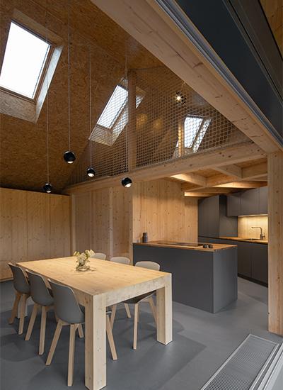 Interieur mit interessanten Extras: Freier Blick vom ersten Stock in den unteren Wohnraum des Wochenendhauses im Böhmischen Paradies. (Bild: Petr Polák)