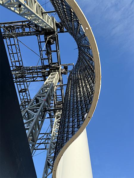 Diffiziles Bauwerk: NEON verfügt über eine innere und eine zweite, äußere Fassaden-Schicht und eine 128 Tonnen schwere, 3.200 Quadratmeter große, begrünte Dachkonstruktion. (Bild: UAU Studio)
