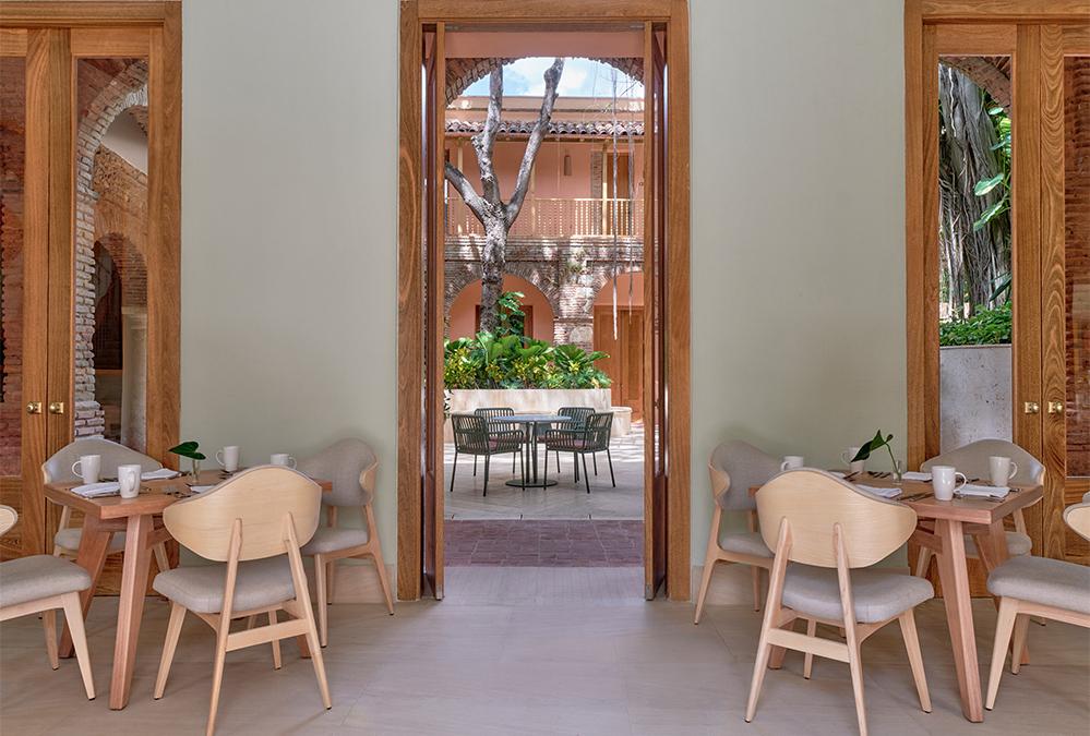 Kolonialzeit-Stil mit dezent gesetzten, zeitgemäßen Elementen: Auf massive bauliche Veränderungen hat das auf Nachhaltigkeit fokussierte Architektenteam des Büros Moneo Brock bewusst verzichtet. (Bild: Sergio Lopez)