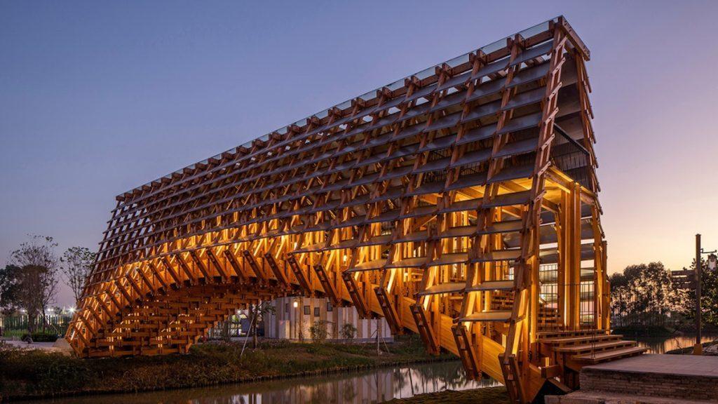 Gulou Waterfront Resort, Südchina, Holzbogenbrücke, LUO Studio; Abendstimmung