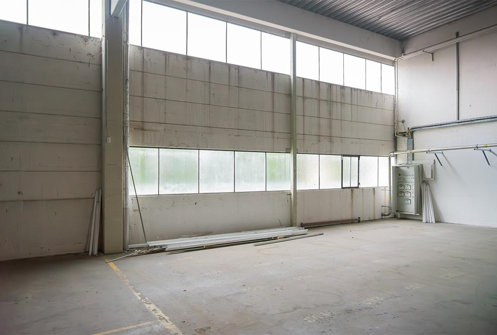 Verwaister Bestand mit großem Potenzial: Die durchgehend ebenen Bödenflächen, Fensterbänder und Oberlichten erlauben flexible Raumplanung und sorgen für viel Tageslicht im Gebäude. (Bild: smartvoll)