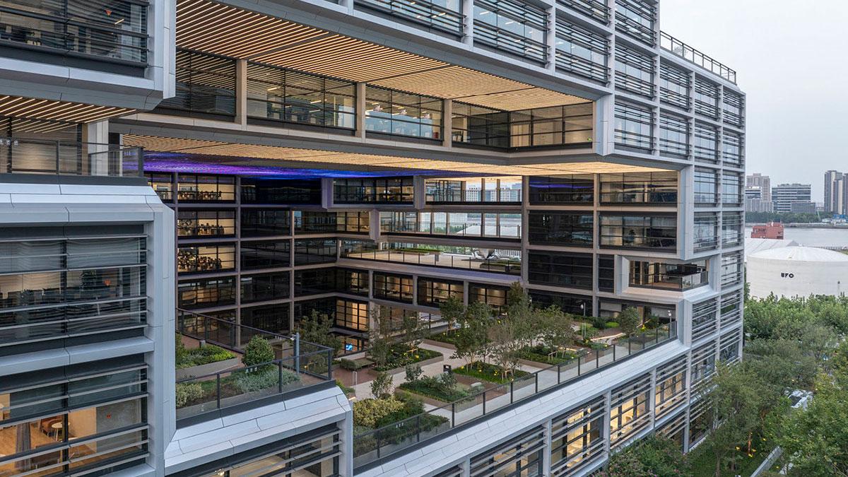 Das Zentrum des Alibaba Campus mit zahlreichen Grünflächen