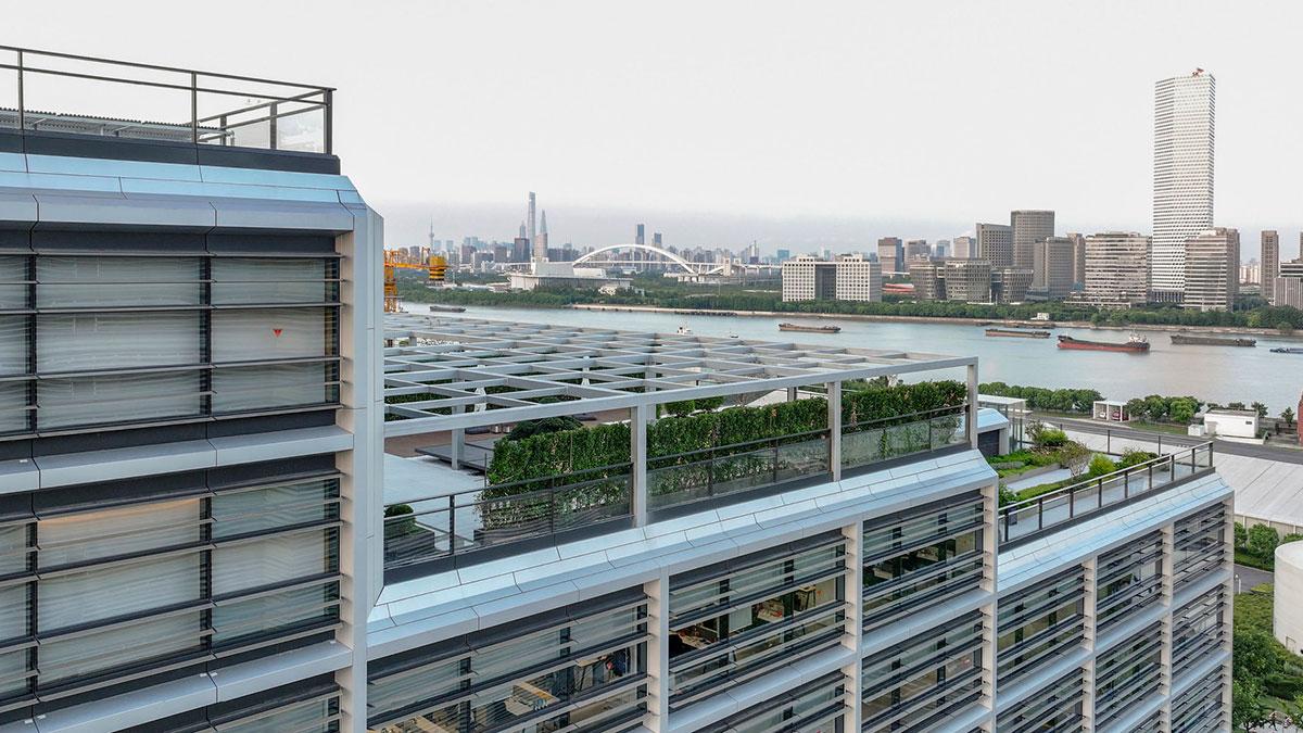 Die modulare Fassade mit ihrem klaren Rastern zeichnen den Alibaba Campus aus.