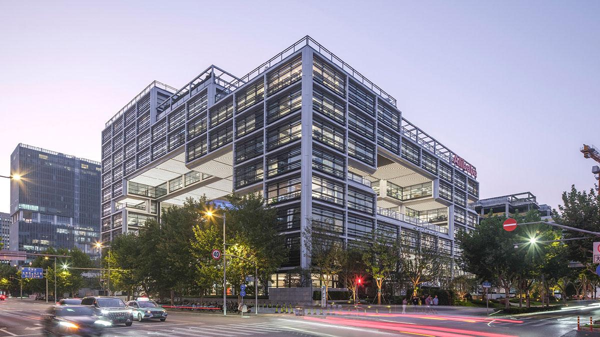 Der Alibaba Campus wirkt dank zahlreicher Fenster beinahe transparent.