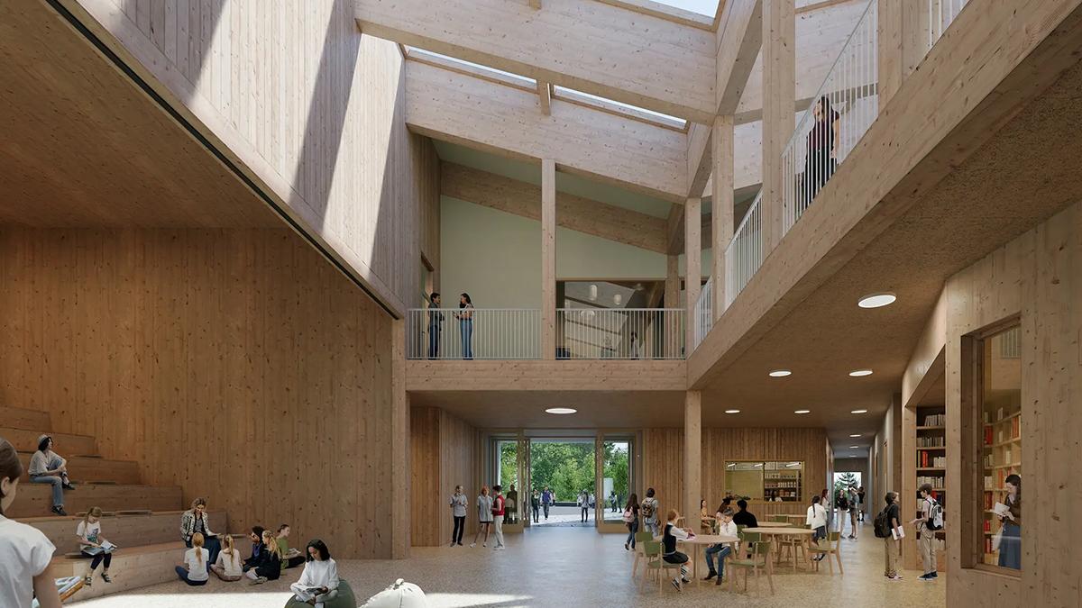 Innenansicht: Holzwände, -böden und -galerie mit zahlreichen Kindern und Jugendlichen